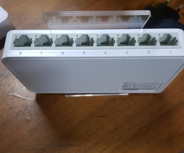Bộ Chia T&iacute;n Hiệu Để B&agrave;n 8 Cổng 10/100M TP-Link TL-SF1008Dbps 