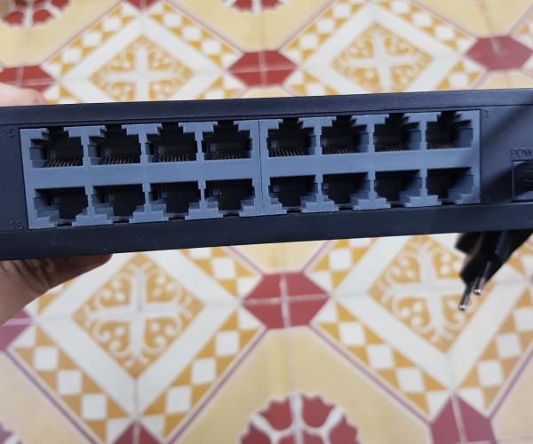 Switch chia t&iacute;n hiệu để b&agrave;n 16 cổng 10/100Mbps TL-SF1016D